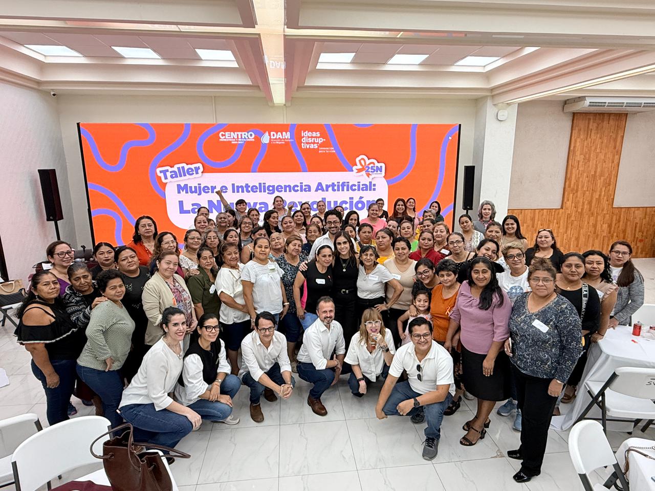 Mujeres emprendedoras colaborando